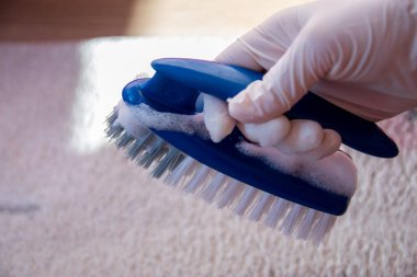 Yerleri temizlemek için plastik mavi fırça. Ev temizliği kavramı.