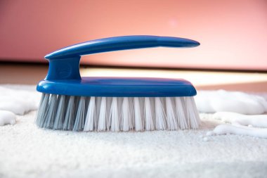 Yerleri temizlemek için plastik mavi fırça. Ev temizliği kavramı.