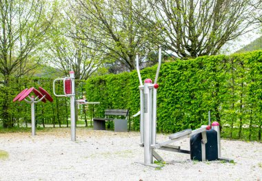 Spor salonunun köşesinde, ekipman dışarıda, açık gökyüzünün altında. Egzersiz, spor ve vücut geliştirme için spor makineleri. Spor geçmişi.