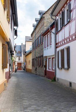 Tarihi evleri, pencereleri, eski şehrin merkezinde taş yolu olan boş bir cadde. Almanya.