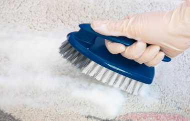 Plastik mavi fırça eldiven takıp yerleri temizlemek için. Ev temizliği kavramı.