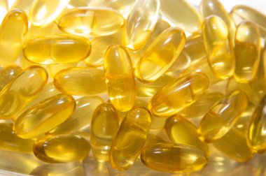 Beyaz arka planda kapsüllerdeki Omega 3 vitamini yağı.