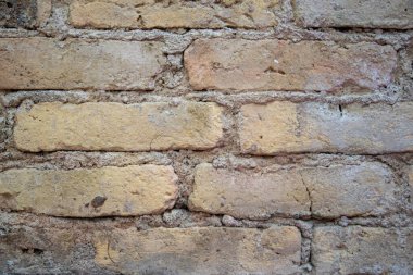 Eski binanın gri yapısal taş duvarı eski siyah tuğlalardan oluşuyor. Doğa yapısal arkaplan.