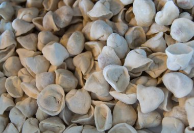 Ev yapımı börekler. Rus pelmeni. Yemek pişirme.