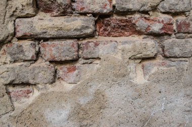 Eski binanın bej renkli taş duvarı eski tuğlalardan oluşuyor..