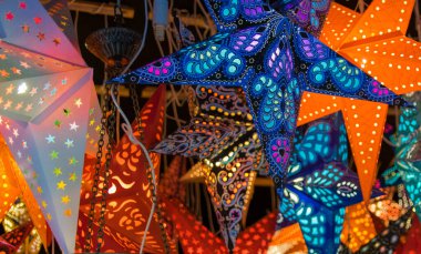 Renkli yıldızlar ve kar tanesi. Noel ağacı zamanı. Oyuncaklar hazır. Tahta parlak altın yıldızlar. Geleneksel şenlik xmas kar tanesi süslemesi.