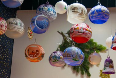 Noel süslemeleri ve karların içinde renkli toplar..