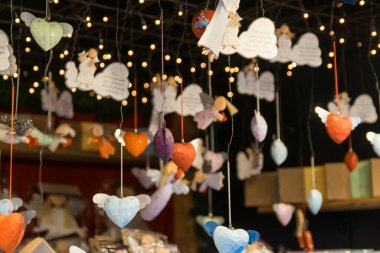 Camla süslenmiş Noel süsleri, melek, kalp karın içinde renkli toplar.