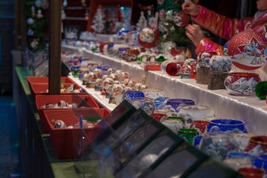 Noel süslemeleri ve karların içinde renkli toplar..