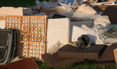 Evin yakınındaki bir şehirde israf. Eski ahşap mobilyaları, oyuncakları, kutuları, plastik torbaları olan büyük çöp torbaları Almanya 'da güneşli bir çöp atma gününde sokakta.. 