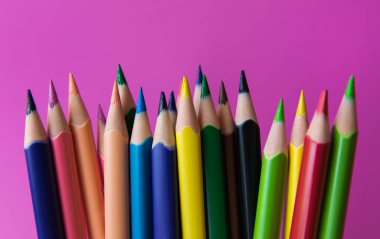 Pembe arka planda renkli kalemler. Kapatın. Tasarım konsepti. Okula geri dön..