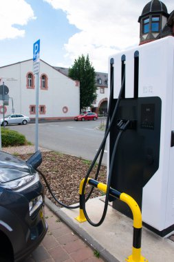 Benzin, petrol, depo, benzin doldurma - Benzin veya elektrik santralini otomobille kapatın.