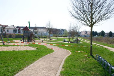 Çocuklar için boş oyun alanı. Avrupa 'da Coronavirus 2020. 