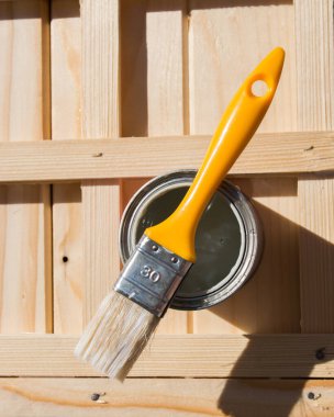 Beyaz boya ve boya fırçası, arka planda tadilat ve yeniden yapılanma için. Ahşap masa.