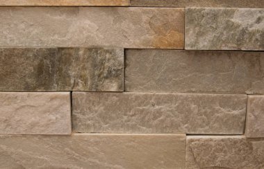 Eski binanın güzel bej renkli taş duvarı küçük tuğlalardan oluşuyor..