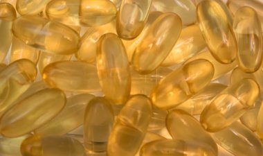 Beyaz arka planda kapsüllerdeki Omega 3 vitamini balık yağı.