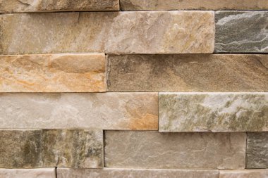 Eski binanın güzel bej renkli taş duvarı küçük tuğlalardan oluşuyor..