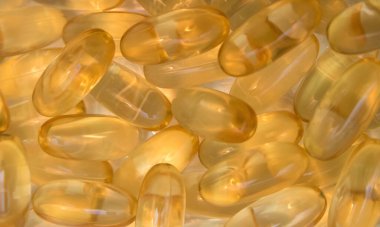 Beyaz arka planda kapsüllerdeki Omega 3 vitamini balık yağı.