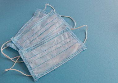 Maskeler mavi arka planda. Kirliliğe ve virüs korumasına karşı antibakteriyel. Covid-19 - Coronavirüs enfeksiyonu.