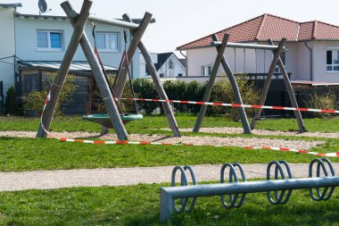 Çocuklar için boş oyun alanı. Avrupa 'da Coronavirus 2020. 