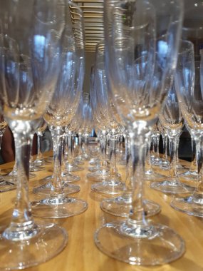 Restorandaki bar masasında boş şampanya bardakları..