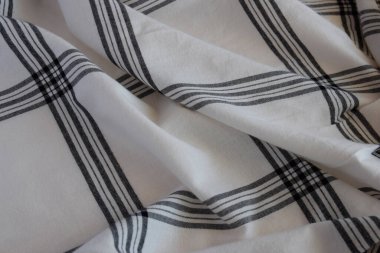 Beyaz kafes pamuk yumuşak doku giysileri. Güneş yaz gününde kafes kumaş arka planı.