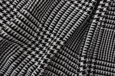 Siyah ve beyaz kafes dokusu. Kış ya da sonbahar için kaşmir atkı. Tekstil koyu renkli örgü arka plan.