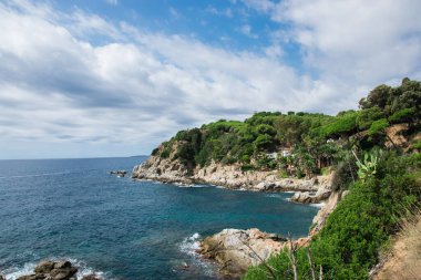 Adadaki otel, palmiye ağaçları, kafe, deniz kıyısındaki insanlar. İspanya 'daki Sealine' in panoramik hava görüntüsü.