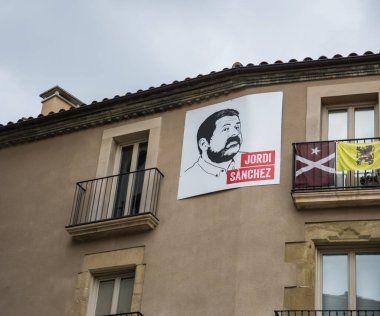 Katalonya bayrağıyla Barcelona 'da balkon. İspanya 'da bağımsızlık referandumu, Katalunya. Jordi Sanchez.