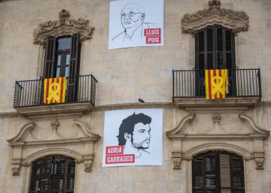 Katalonya bayrağıyla Barcelona 'da balkon. İspanya 'da bağımsızlık referandumu, Katalunya. Lluis Puig. Adria Carrasco.