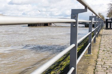 Baharda deniz manzarası. Deniz kıyısında limanda bir gemi.