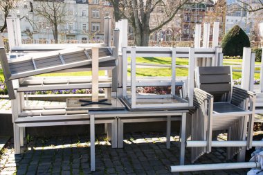 Depo açık havada. Bahar güneşinde sandalyeler ve masalar dışarıda. Yaz kafesi için mobilya seti.