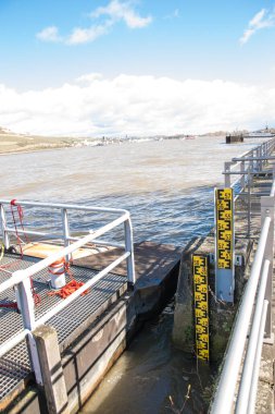 Limanı olan bir feribot. Denizdeki, nehirdeki, okyanustaki ulaşım.