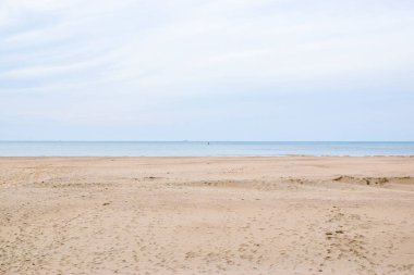 Kumlu güzel deniz, yatlar, dalgalar ve mavi gökyüzü. Yaz tatili için doğal arka plan.