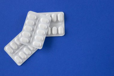 Blau arka planında çok fazla ilaç ve ilaç var. Uzayı kopyala Sağlık hizmetleri kavramı.