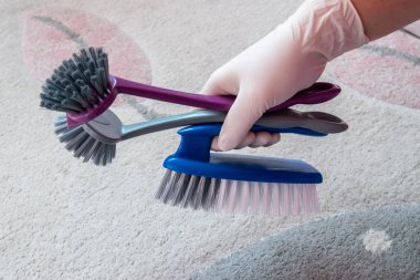 Fırçalı lastik eldiven verin. Yerleri temizlemek için plastik büyük fırça. Ev temizliği kavramı.