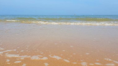 Kumlu güzel deniz, yatlar, dalgalar ve mavi gökyüzü. Yaz tatili için doğal arka plan.