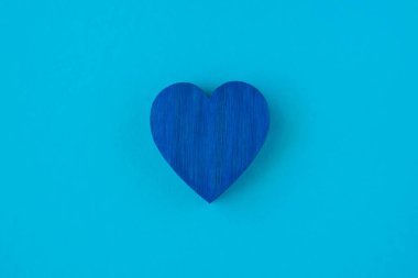 Kağıttan arka planda mavi tahta kalp. Kart için romantik arkaplan.