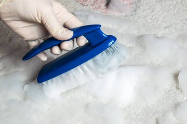 Temizlik için lastik eldiven ve fırça verin. Plastik mavi fırça ve yerdeki temizlik için köpük. Ev temizliği kavramı.