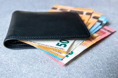 Lider, avro paralı siyah parti lideri. Cüzdanda ticaret konsepti faturaları.
