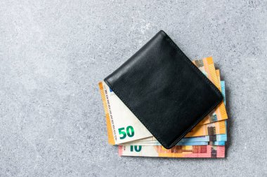 Lider, avro paralı siyah parti lideri. Cüzdanında ticari konsept faturaları var. Metin için boşluk.