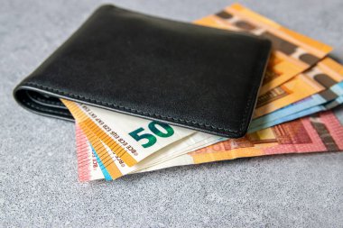 Lider, avro paralı siyah parti lideri. Cüzdanda ticaret konsepti faturaları.