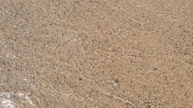 Açık saydam deniz ya da okyanus suyu ve güneşli bir günde çok taşlı dalgalar..