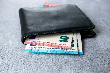 Lider, avro paralı siyah parti lideri. Cüzdanda ticaret konsepti faturaları.