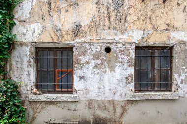 Evde iki eski ahşap pencere çerçevesi var. Almanya 'da yenileme için bina.