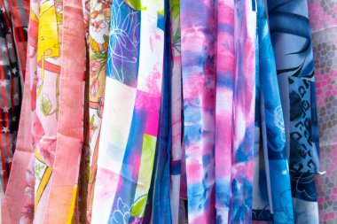 Desenli çok güzel renkli eşarplar. Mağazada satılık malzeme aksesuarı var..