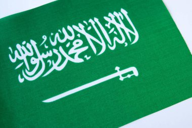 Beyaz arka planda Suudi Arabistan 'ın ulusal masa bayrağı.
