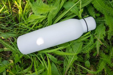 Beyaz termodinamik paslanmaz şişe. Doğada ferahlatıcı su var..