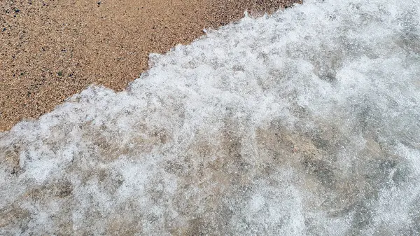 Güneşli bir günde şeffaf deniz suyu ve meershaum bol kumlu..