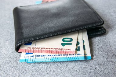 Lider, avro paralı siyah parti lideri. Cüzdanda ticaret konsepti faturaları.